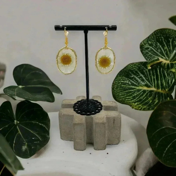 Pressed Daisies Art to Wear Statement Dangle Earrings Gold-Plated Resin Jewelry - Picture 5 of 5